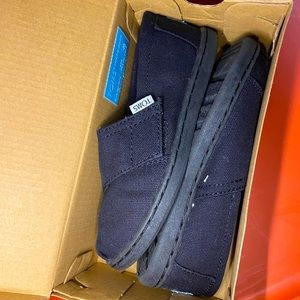 Toms Classic Slip-On Black Canvas Kids Casual size 11 new with box